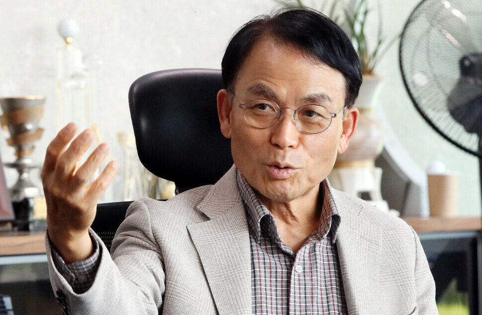 Chin Dae-je, the South Korean entrepreneur once known as “Mr. Semiconductor,” speaks during an interview with the Hankyoreh on Friday at his office in Seoul. (Kim Gyoung-ho/The Hankyoreh)