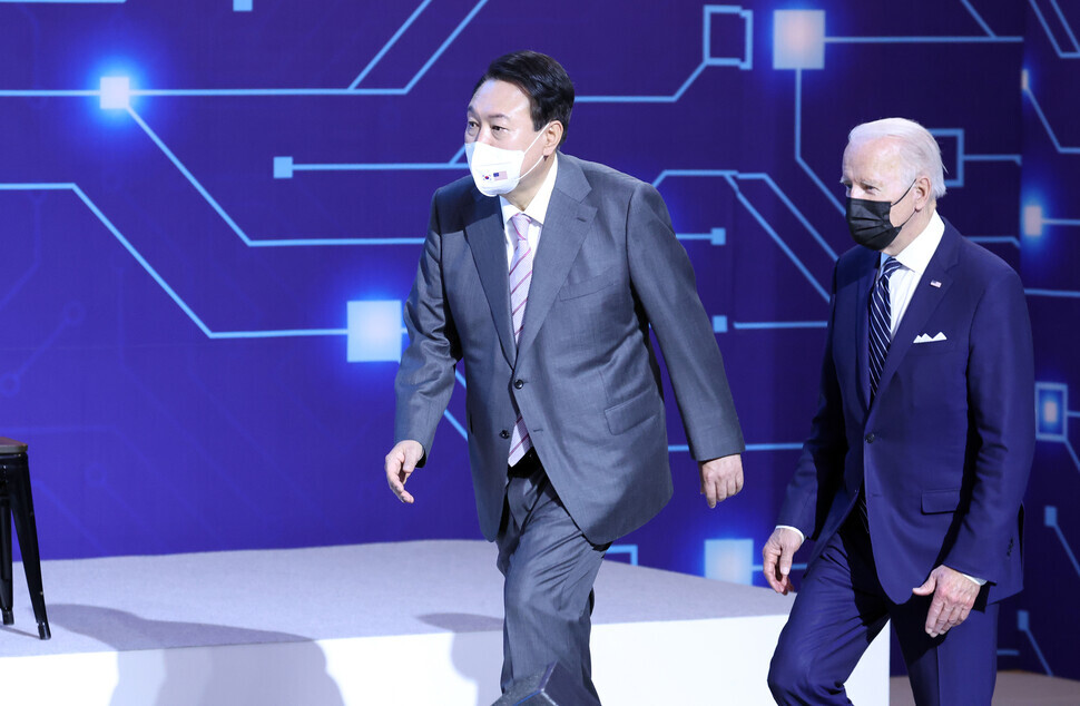 US President Joe Biden and South Korean President Yoon Suk-yeol (foreground) visit Samsung Electronics’ semiconductor plant in Pyeongtaek, Gyeonggi Province, on May 20, 2022. The presidents step onto the platform to deliver speeches. (Yonhap News)