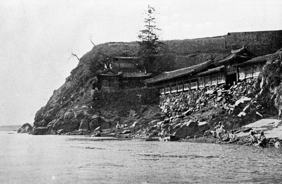 1900년 전후 용산나루 쪽에서 바라본 용산의 읍청루(왼쪽 건물)와 별영창(오른쪽 건물). 민족문제연구소 제공