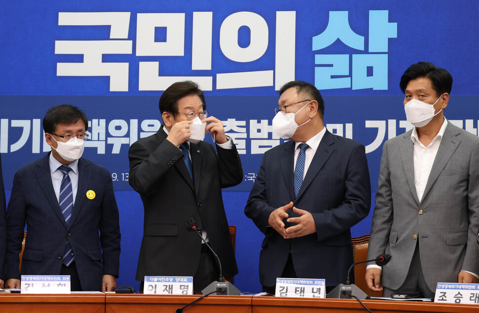 경찰, 성남FC ‘3자 뇌물’ 적용 송치…민주 “끝난 사건, 이재명 죽이기”