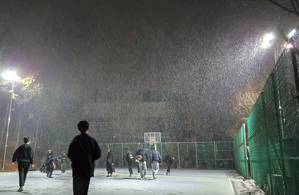 지난 19일 오후 서울 중랑구의 한 공원에 눈이 내리고 있다. 연합뉴스