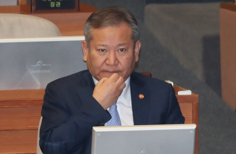 Interior Minister Lee Sang-min scratches his chin while appearing for an interpellation session at the National Assembly on Feb. 6, the same day that three of the opposition parties in parliament submitted a Division a motion of impeachment prosecution for the minister in regard to his ministry’s handling of the deadly Itaewon crowd crush. (Kang Chang-kwang/The Hankyoreh)