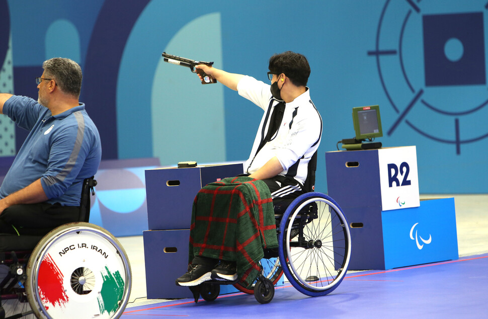 조정두가 30일(한국시각) 프랑스 샤토루 슈팅센터에서 열린 2024 파리패럴림픽 사격 남자 10ｍ 공기권총(스포츠등급 SH1) 결선에서 총을 쏘고 있다. 대한장애인체육회 제공