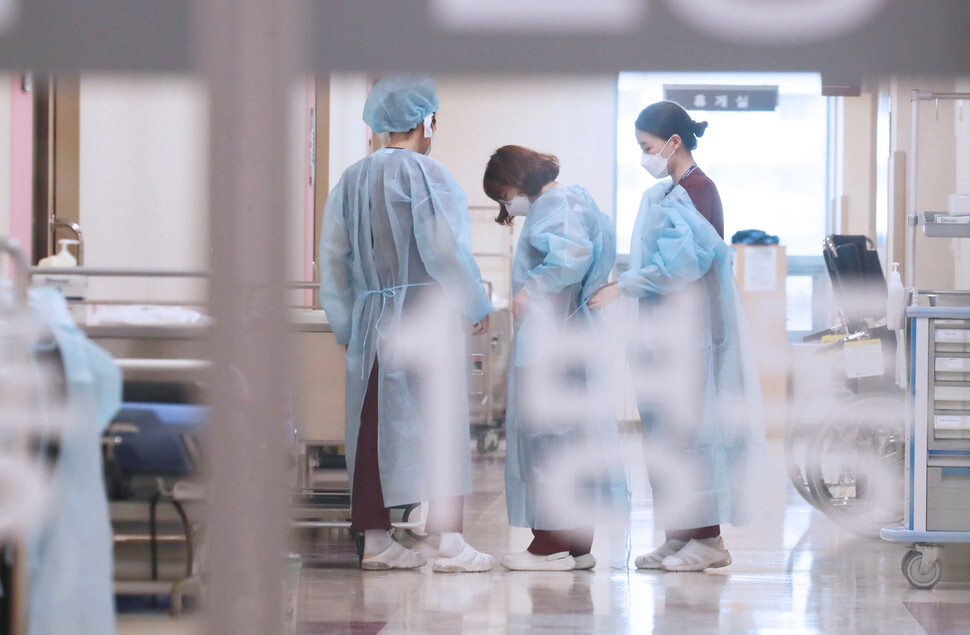 <b>Medical personnel at Seoul St. Mary’s Hospital clear the seventh floor of its ward to exclusively treat novel coronavirus patients on Mar. 4. (Yonhap News)<br><br></b>