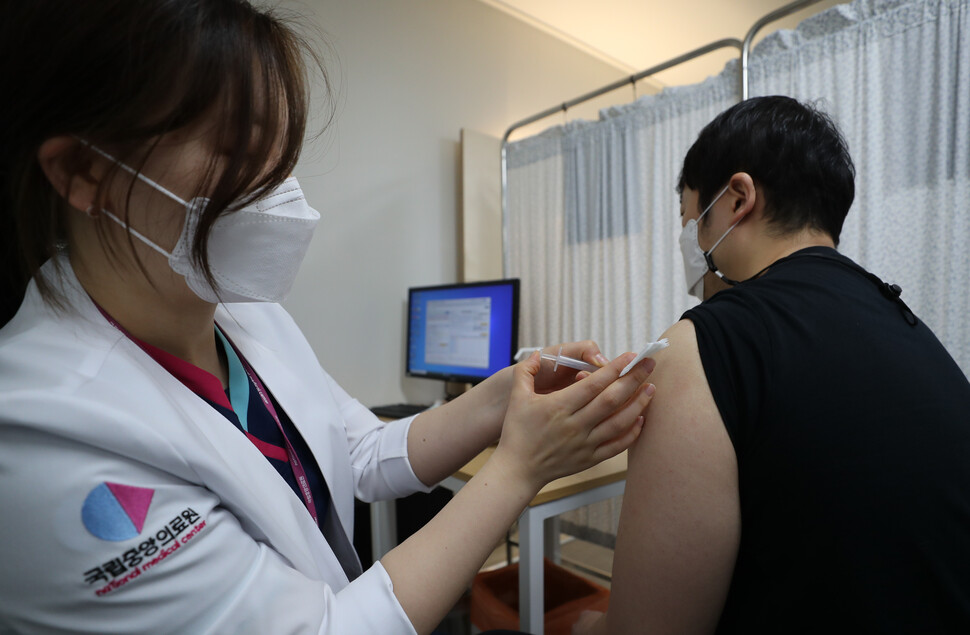 2021년 5월20일 서울 중구 국립중앙의료원 접종센터에서 의료진이 접종 대상자에게 화이자 백신 2차 접종을 하고 있다. 한겨레 이종근 선임기자