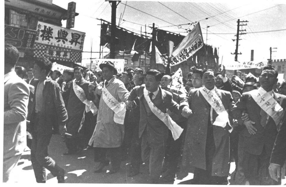1960년 3·15부정선거에 항의하기 위해 거리로 몰려나온 제1대 서울시의회 의원들.