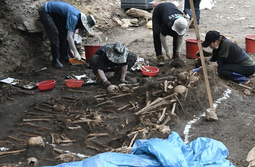 Researchers excavate the remains of the bodies of the victims of the Daejeon massacre by the South Korean military and police during the Korean war. (provided by the research team)