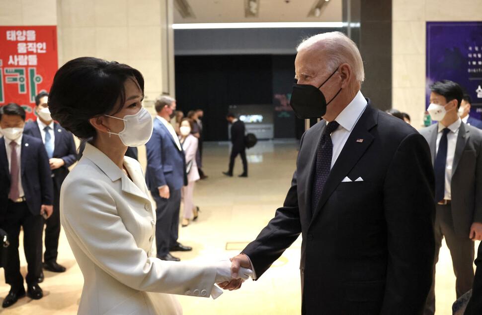 조 바이든 미국 대통령이 21일 오후 서울 용산 국립중앙박물관에서 열린 환영 만찬에 앞서 김건희 여사와 악수하고 있다. 대통령실 제공
