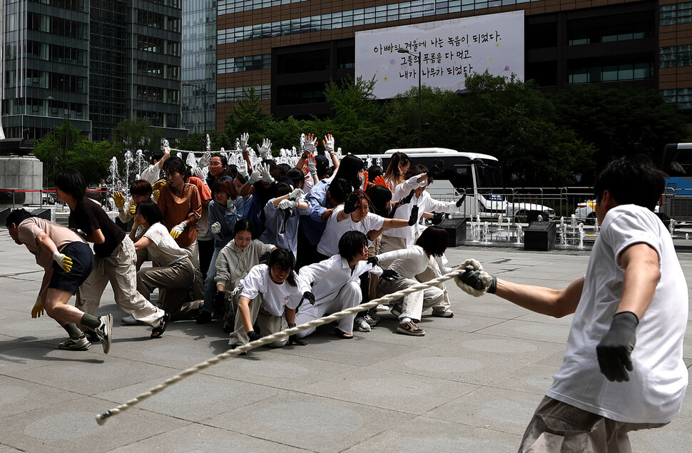 제26회 ‘세계 생물다양성의 날’인 2025년 5월22일 오전 서울 종로구 광화문광장 이순신 동상 앞에서 시민 35명과 전문 무용수 12명 등 총 47명이 다섯 팀으로 나뉘어 ‘자연의 권리’를 몸짓으로 표현하는 ‘공생2’를 선보이고 있다. 2024년에 이어 두 번째로 열린 이번 행사는 국내 보호 지역과 동식물에 법인격(권리능력)을 부여하고 인간과 더불어 안전하게 살아갈 기반을 마련하자는 취지로 기획됐다.
