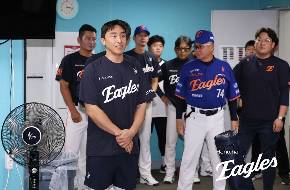 Son Ah -seop, who moved the enemy to Hanwha Eagles, is greeted by Kia Tigers with Kia Tigers in Gwangju Kia Champions Field on the 1st. Hanwha Eagles provided