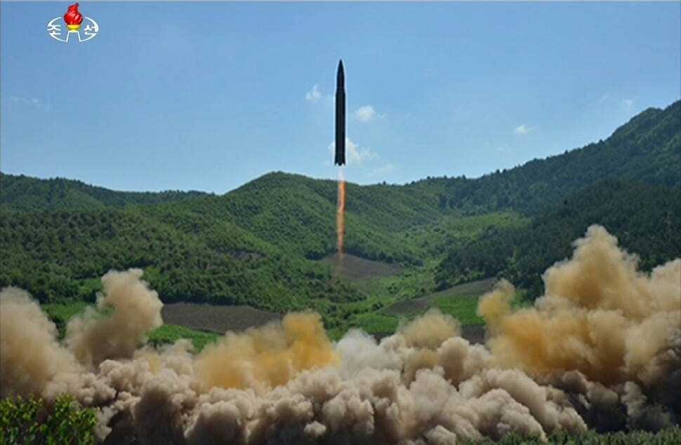 북한이 7월4일 시험발사한 대륙간탄도미사일(ICBM)의 모습. ‘화성 14형’으로 불리는 ICBM의 발사 성공으로 북한의 미사일 기술은 진일보했다는 평가가 나온다. 조선중앙텔레비전 연합뉴스