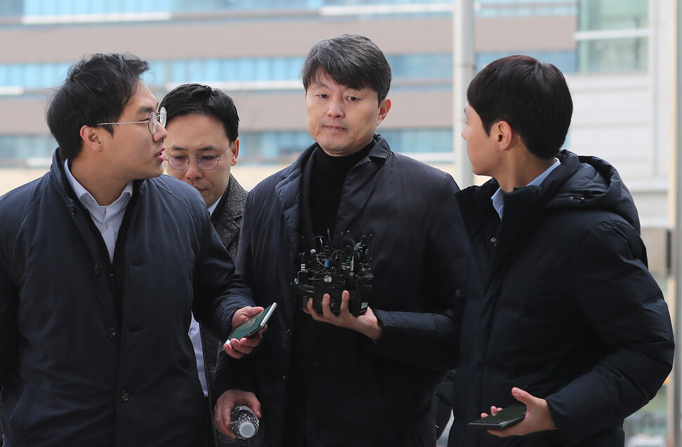 유재수 전 부산시 경제부시장(가운데)이 11월27일 영장실질심사를 받기 위해 서울동부지법에 출석하고 있다. 한겨레 신소영 기자