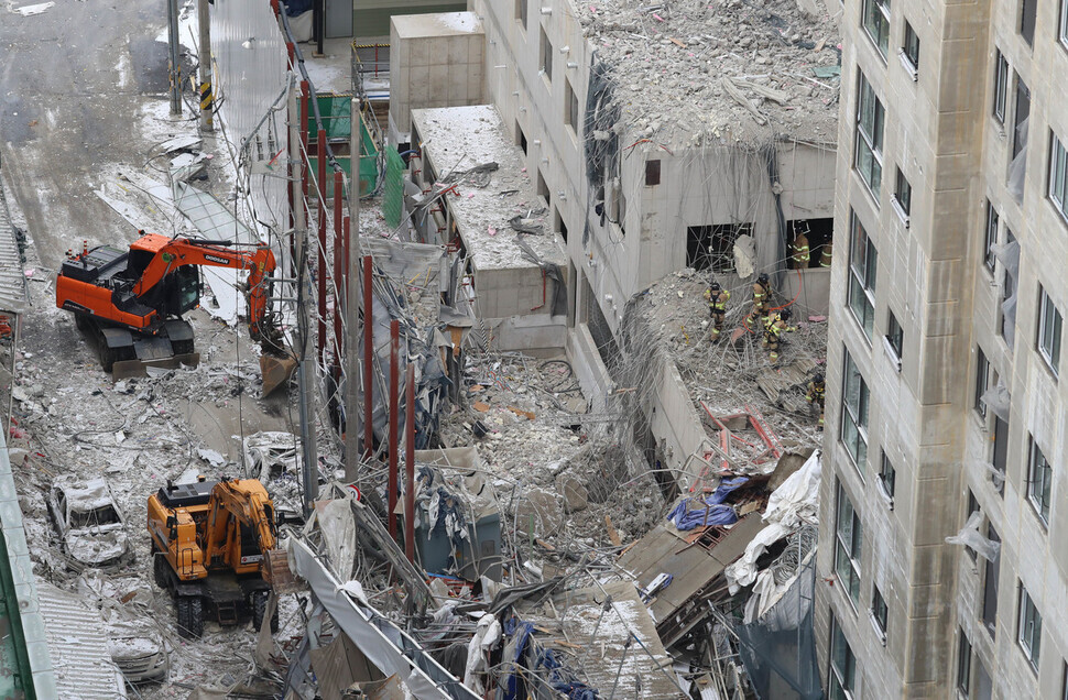 Preparation to bring in heavy machinery to assist in the search and rescue at the site of the partial collapse of an apartment building in western Gwangju’s Seo District can be seen underway on Thursday afternoon. (Shin So-young/The Hankyoreh)