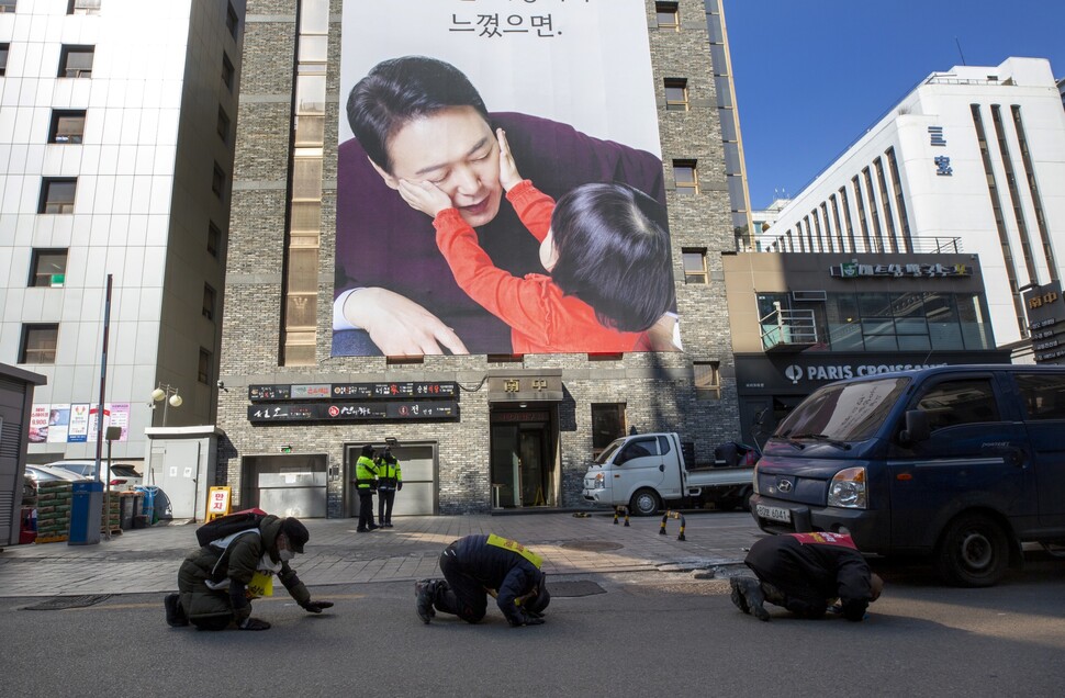 기후위기비상행동과 삼척석탄화력반대투쟁위원회, 종교환경회의, 초록교육연대, 가톨릭기후행동 회원들이 2월18일 이재명·윤석열 대선 후보의 홍보 펼침막이 각각 걸린 서울 여의도동 더불어민주당과 국민의힘 당사 앞에서 삼보일배를 하고 있다.