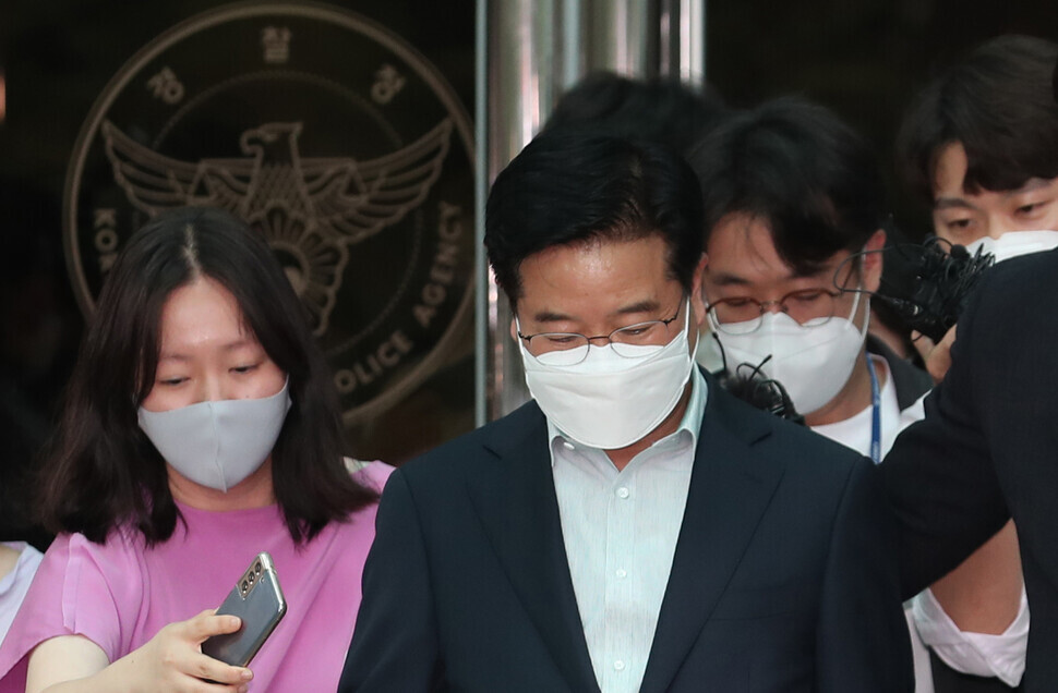 Kim Chang-yong, the commissioner general of the National Police Agency, leaves the agency’s offices in Seoul after offering to resign on June 27. (Kang Chang-kwang/The Hankyoreh)