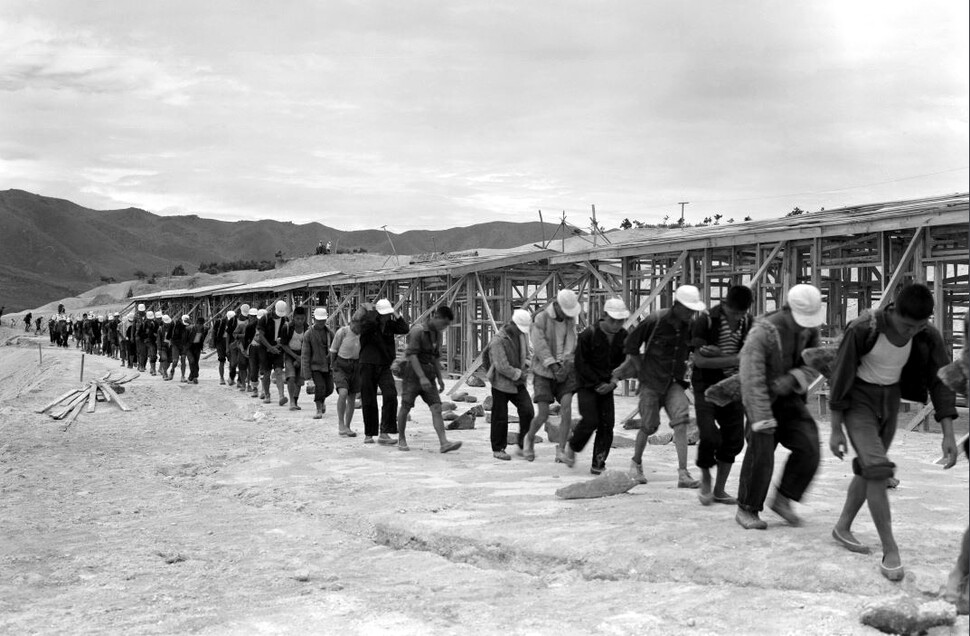 1960년대 초 박정희 정권이 충남 서산군 인지면 모월리에 설립한 ‘서산 자활정착사업장’(서산개척단)에 강제수용된 피해자들이 돌을 나르고 있는 모습. 국가기록원 제공