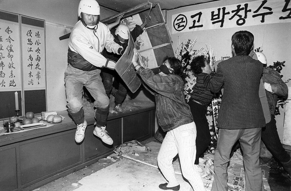 1991년 5월7일 오후 백골단(사복경찰 체포조)이 콘크리트벽을 뚫고 안양병원 영안실에 난입해 한진중공업 노조위원장이었던 박창수씨의 주검을 탈취하려 하자 박창수씨의 유족들이 격렬히 저항하고 있다. 박창수씨도 추모연대가 의문사 진상규명을 요구하는 22명의 대상자 중 하나다. 한겨레 자료사진