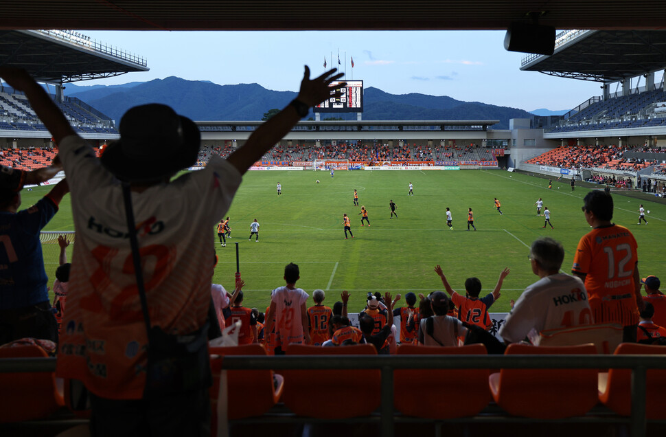 2025년 8월9일 일본 나가노현 나가노시 ‘나가노 유(U) 스타디움’에서 알비렉스 니가타 레이디스와 AC 나가노 파르세이루 레이디스의 경기가 열리는 가운데 관중석에서 응원이 펼쳐지고 있다.