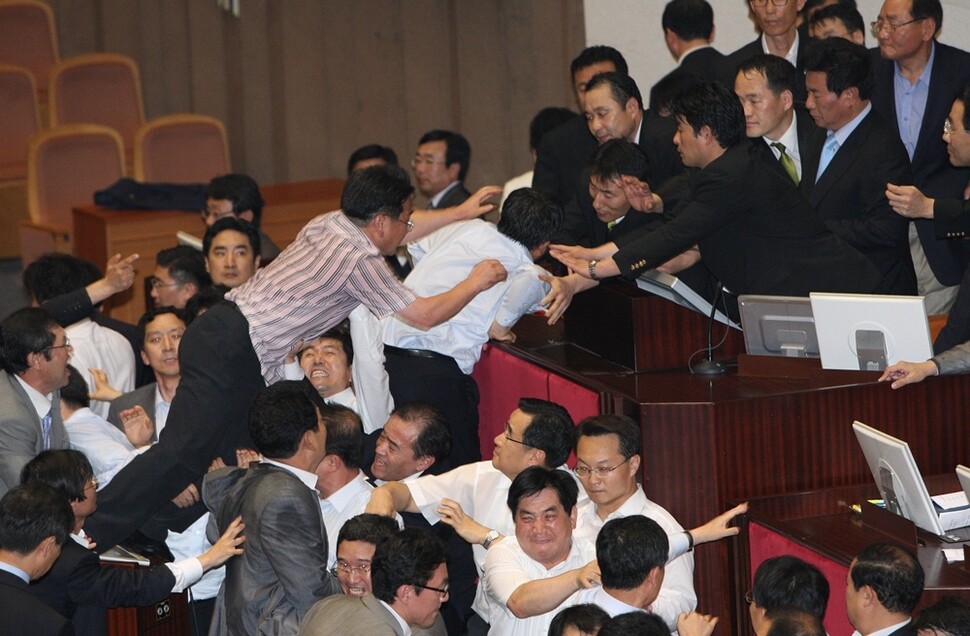 2009년 7월22일 한나라당 의원들이 미디어법을 ‘날치기’ 통과시키기 위해 국회 본회의장 국회의장석을 점거하고 있다. 민주당 의원들이 이를 뚫어보려 했지만 결국 실패했다. 김봉규 기자