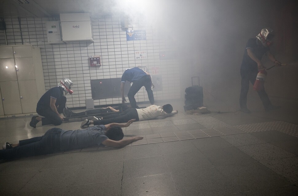 지하철역 구내에서 벌어진 독가스 살포 대응훈련.