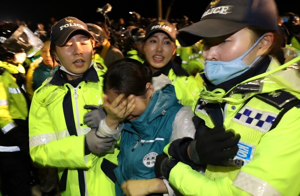 사드 반대 집회 참가 시민이 경찰에게 끌려나오고 있다.