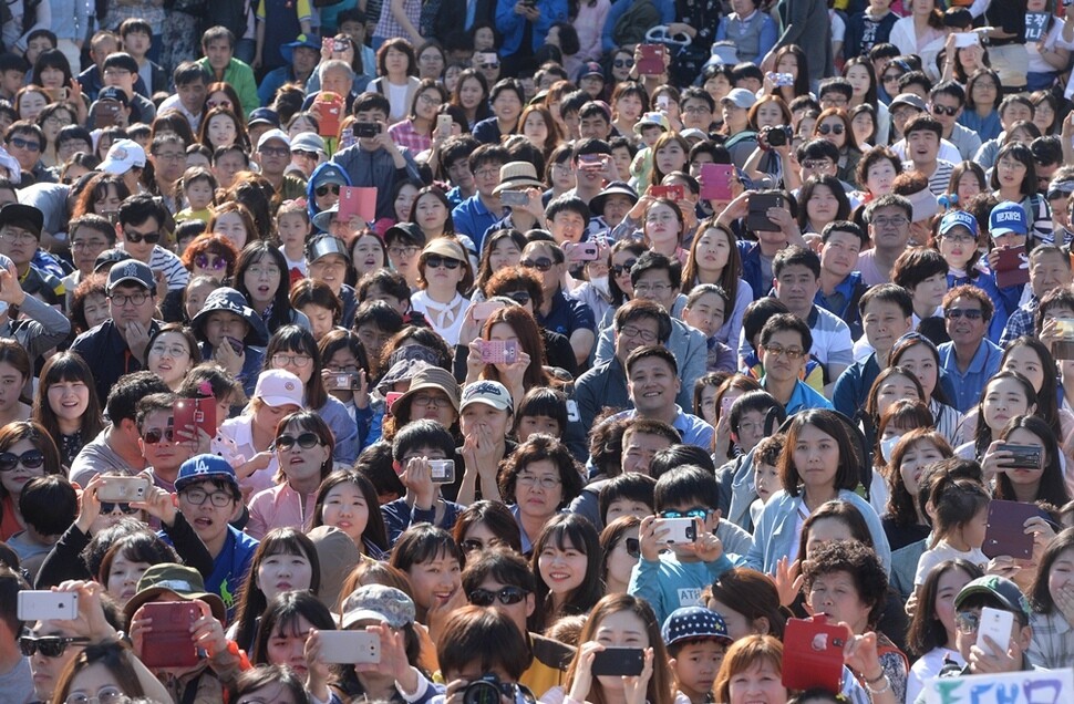 20대는 한국 사회의 공정성에 짙은 불신을 지닌 것으로 나타났다. 지난 5월 대선 유세장에 모인 시민들. 연합뉴스