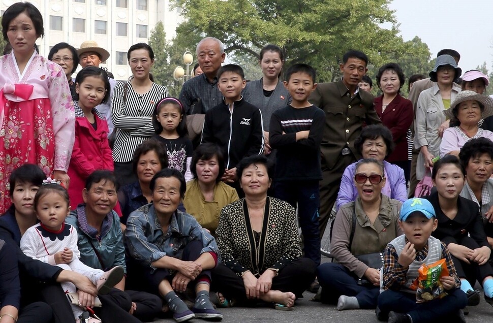 평양 중구역 외성동 ‘평양대극장’ 앞 마당에서 시민들이 ‘중앙예술선전대’ 소속 배우들의 작은 공연을 보고 있다.