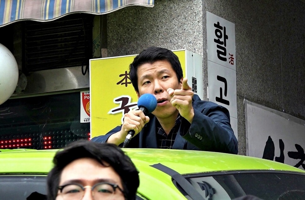 서울 서촌 ‘본가궁중족발’ 강제집행 현장에서 발언하는 황경하. 그는 투쟁 현장에서 약자와 연대하는 것을 통해 세상과 소통하는 음악인이다. 김은석(창작집단3355)