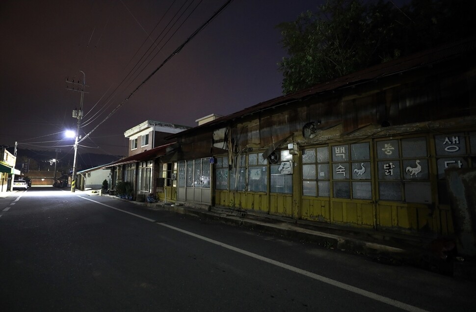 충남 서천군 판교면 현암2리 도로엔 사람이 살지 않는 집이 많다. 이른 저녁이지만 불 꺼진 집이 많아 가로등 불빛만 어둠을 밝히고 있다.