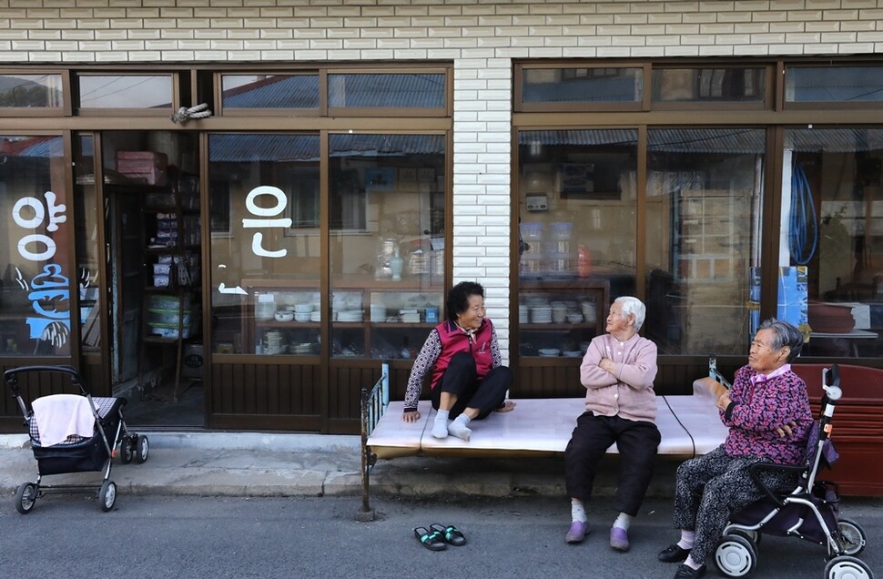 강순희(70·왼쪽)씨는 이곳에서 33년째 양은 냄비 등을 팔고 있다.