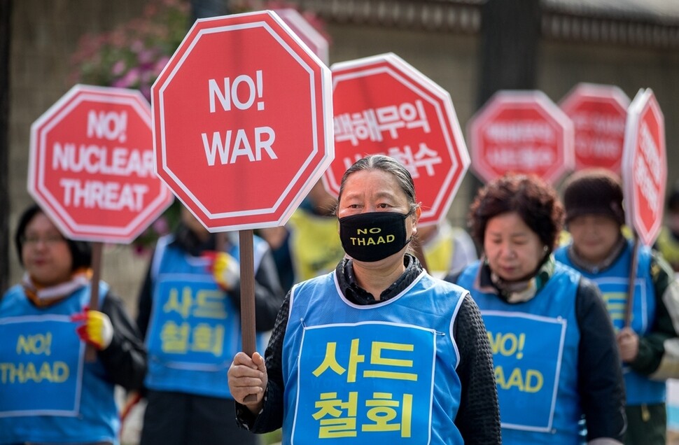 천주교·개신교·원불교 종교인들이 사드 철회를 요구하며 삼보일배를 하고 있다.