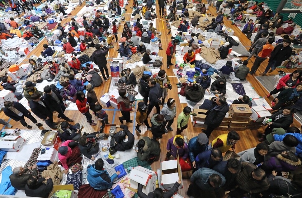 지진 피해를 당한 주민들이 포항 북구 홍해실내체육관에 대피했다.