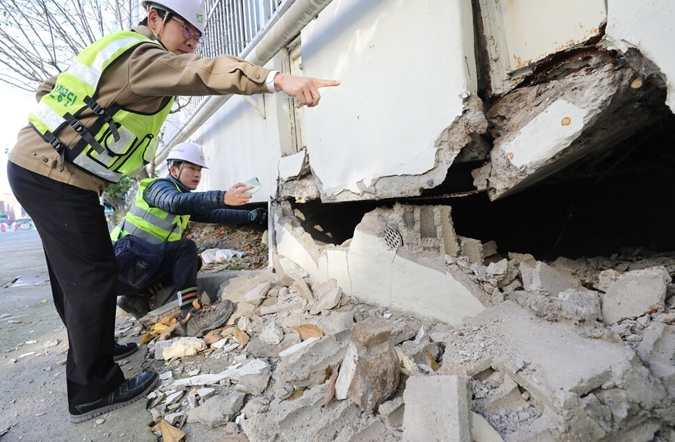 11월16일 오후 한국건축구조기술사회 내진 공학 전문가들과 행정안전부, 포항시 관계자들이 금 가고 부서진 아파트를 점검하고 있다.