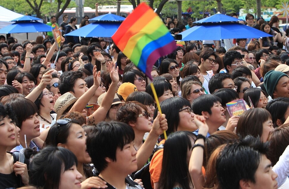 성적 소수자 인권단체 회원들이 ‘퀴어문화축제’에 참가해 공연을 보며 즐거워하고 있다. 한겨레 신소영 기자