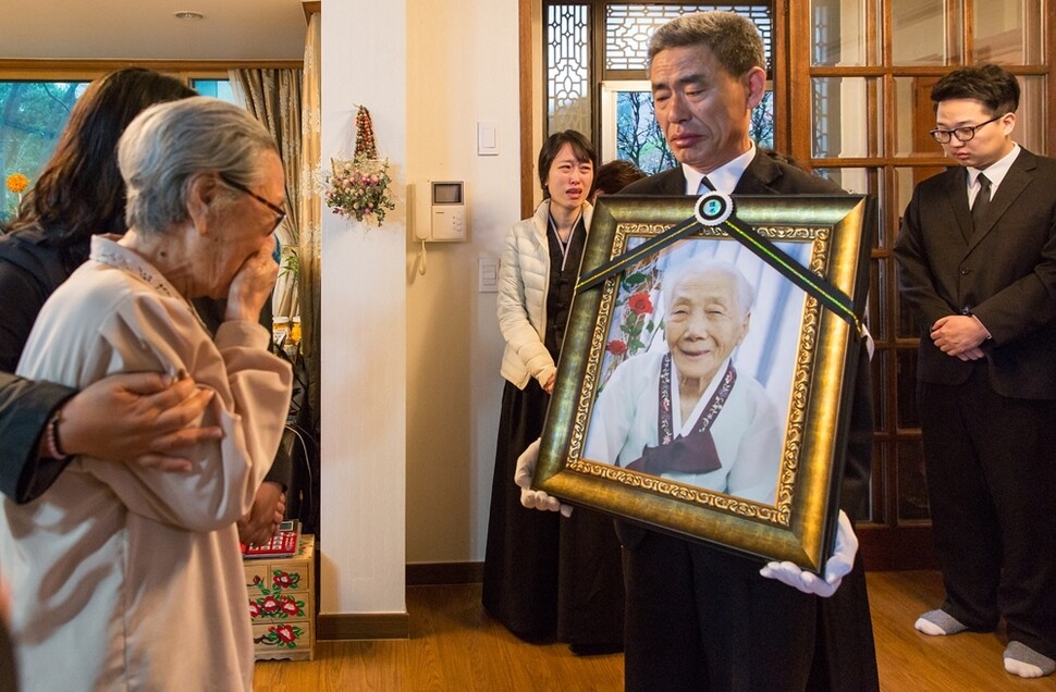 일본군 ‘위안부’ 피해자 할머니들 가운데 최고령이던 이순덕 할머니의 영결식이 4월6일 열렸다. 위안부 피해가 확인된 할머니 가운데 생존자는 12월 현재 33명이다. 박승화 기자