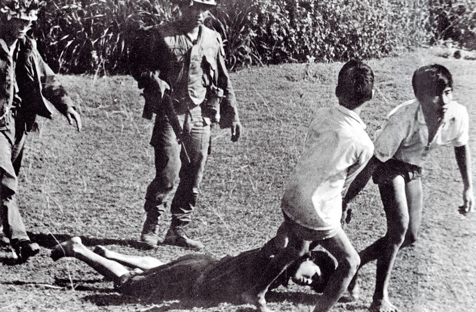 베트남전쟁 당시 한국군 작전 지역에서 동포의 주검을 끌고 가는 베트남인들. 69보도사진연감