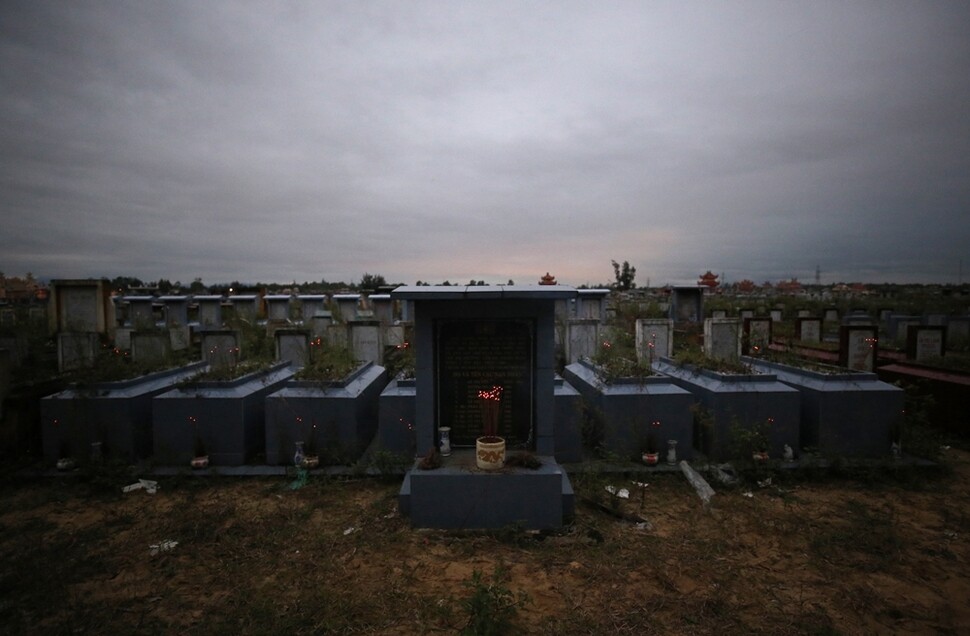 지난해 12월28일 베트남 호이안시 공동묘지 안 ‘껌안 학살’ 희생자 집단묘지. 한국군은 1968년 1월30일 호이안시 껌안구 안떤동 모래언덕에 마을 주민 11명을 세워놓고 총을 난사해 학살했다.