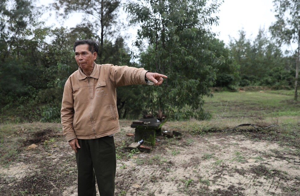 응우옌떤꾸이가 49년 전 한국군이 마을 주민 수십 명을 학살한 지점을 가리키고 있다. 2017년 12월28일 베트남 꽝남성 주이쑤옌현 주이하이사.