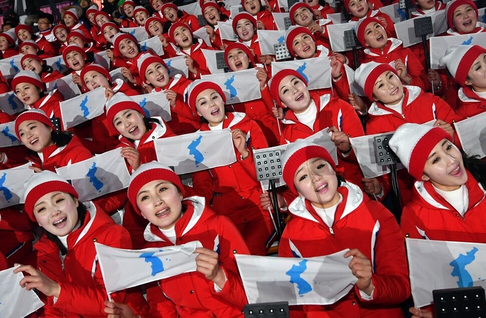 평창겨울올림픽 개막식에 참석한 북한 응원단이 한반도기를 펼치며 응원하고 있다. 사진공동취재단