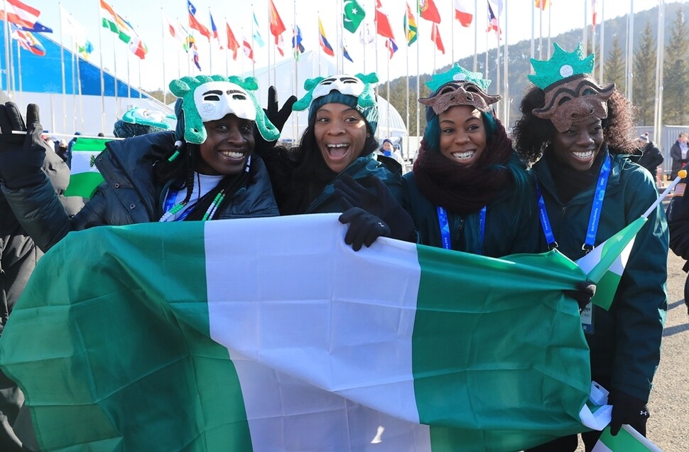 2월6일 평창겨울올림픽 선수촌 입촌식에서 아프리카 최초로 올림픽 봅슬레이 종목에 출전하는 나이지리아 여자대표팀 선수들이 축하공연을 즐기고 있다. 평창 연합뉴스
