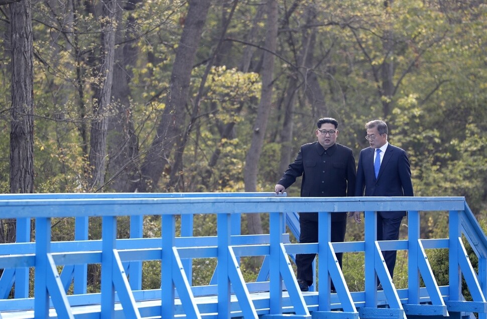 문재인 대통령과 김정은 국무위원장이 군사분계선 표지가 있는 ‘도보다리’ 위를 걸으며 이야기하고 있다. 한국공동사진기자단