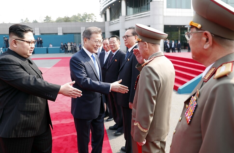 문재인 대통령이 김정은 국무위원장의 소개로 북쪽 수행원들에게 인사를 건네고 있다.