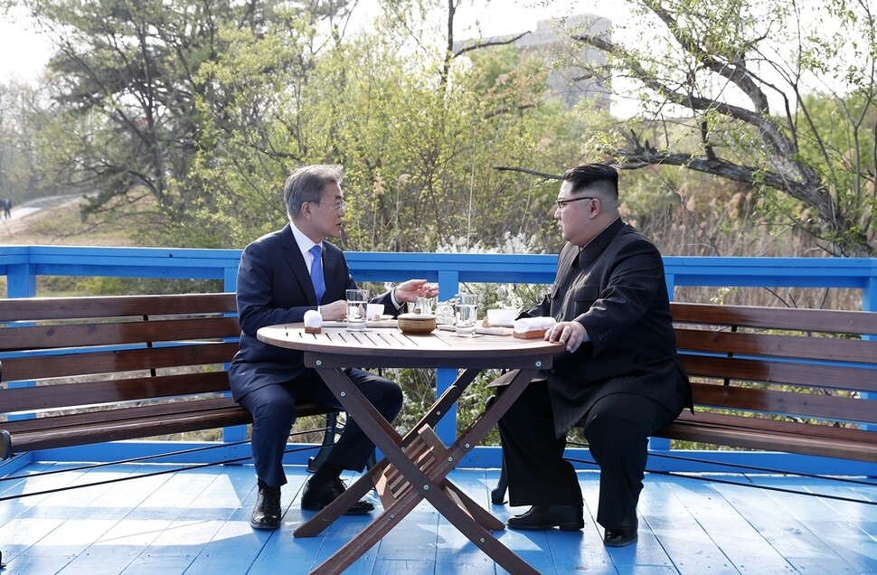 문재인 대통령과 김정은 국무위원장이 도보다리 위에 마련된 벤치에서 일대일로 이야기하고 있다.