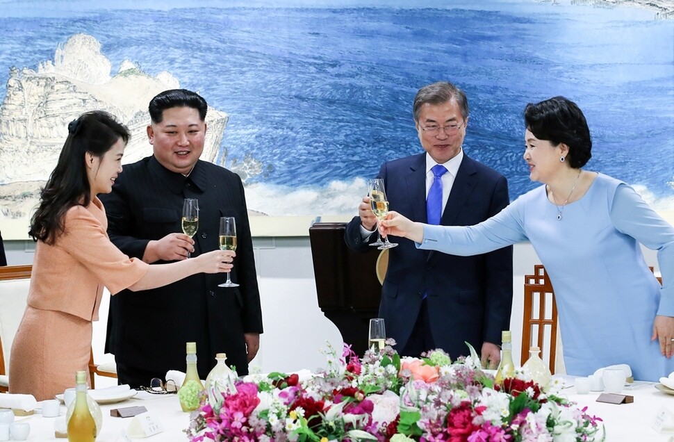 판문점 평화의집에서 열린 만찬에서 문재인 대통령과 부인 김정숙 여사, 김정은 국무위원장과 부인 리설주 여사가 건배하고 있다.