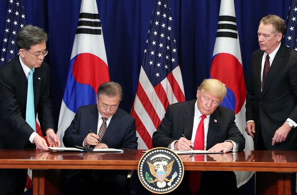 문재인 대통령이 9월24일(현지시각) 미국 뉴욕 팰리스호텔에서 도널드 트럼프 미국 대통령과 한-미 자유무역협정(FTA) 재협상안에 서명하고 있다.  청와대사진기자단