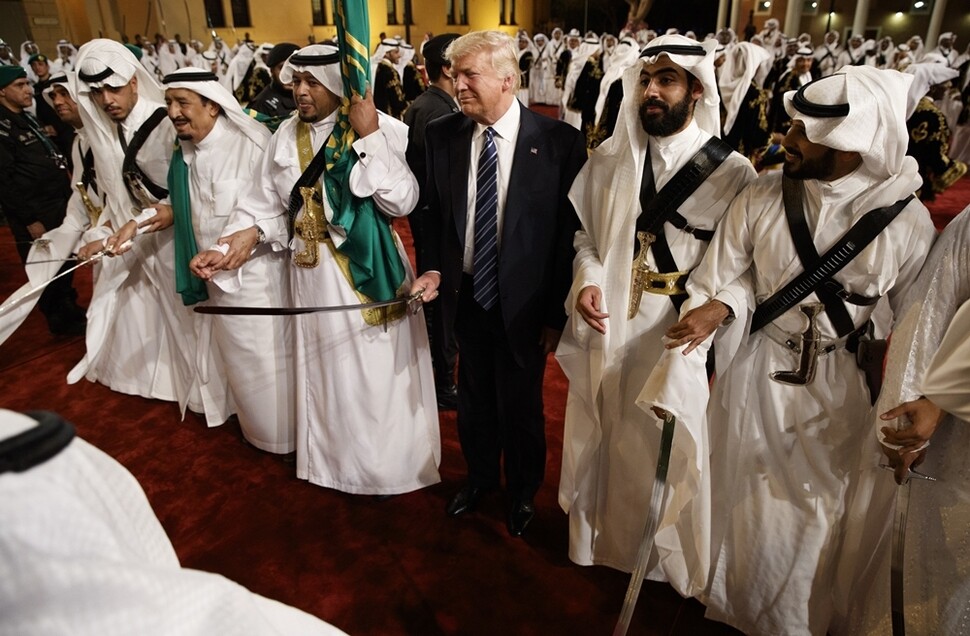 2017년 5월20일 사우디아라비아를 방문한 도널드 트럼프 미국 대통령(가운데)이 수도 리야드의 왕궁 앞에서 열린 전통 환영 행사에 참여하고 있다. 연합뉴스