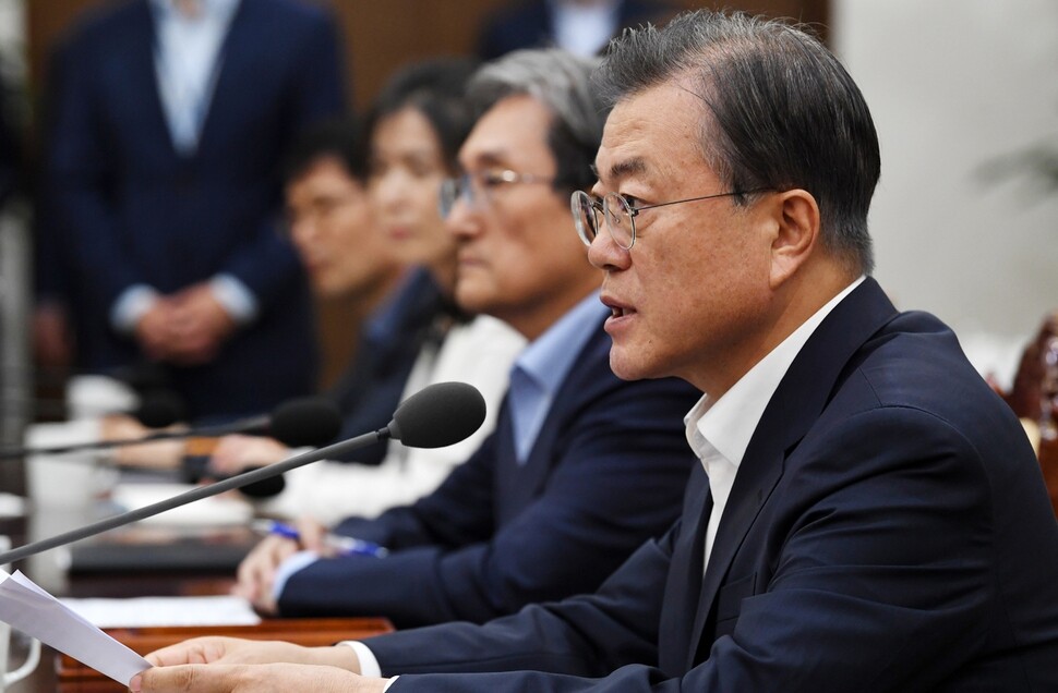 South Korean President Moon Jae-in makes opening remarks during a meeting with senior secretaries and aides at the Blue House on Aug. 5. (Blue House photo pool)