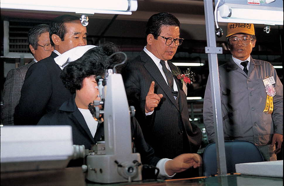 <b>LG Honorary Chairman Koo Ja-kyung at a factory in Gwangju in April 1985. <br><br></b>
