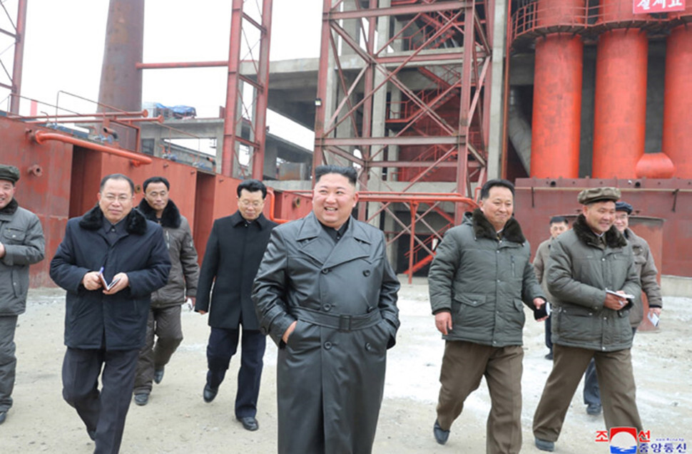 An image of North Korean leader Kim Jong-un providing on-site guidance at a fertilizer factory in Sunchon, South Pyongan Province, published by the state-run Korean Central News Agency on Jan. 7. (Yonhap News)