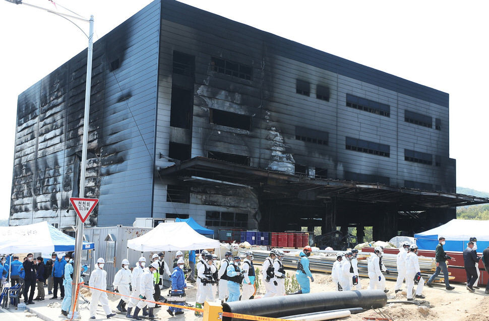 Firefighters, police, and investigators from the National Forensic Service at the site of a fire that broke out at a construction site in Icheon, Gyeonggi Province, on Apr. 30. (Yonhap News)